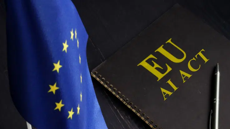 EU AI Act Dokument neben EU-Flagge