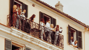 Nachbarn verfolgen Geschehen auf Straße