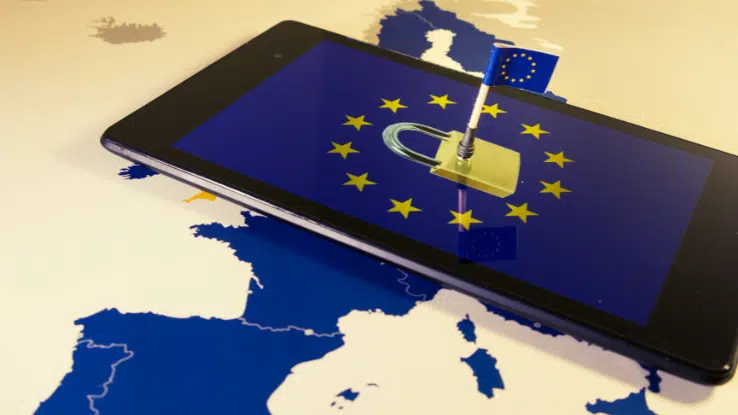 Tablet mit EU-Symbol und Schloss