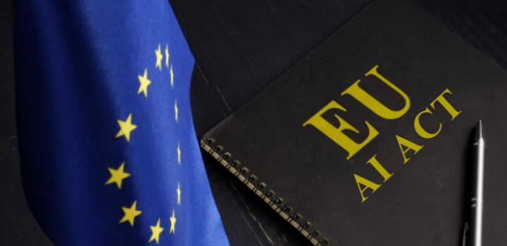 EU AI Act Dokument neben EU-Flagge